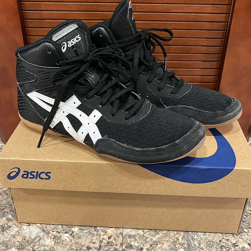 Youth wrestling shoes by ASICS Size 5
